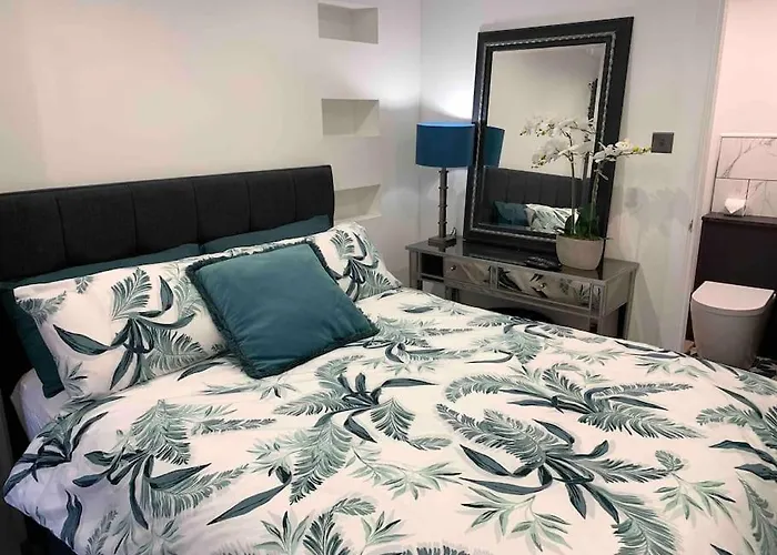 Lux Private Entrance 1 Bed Studio - Free Parking - Ideal For Coop Live, Mcr City Centre, Salford Royal Hospital & Buile Hill Mansion Wedding Venue