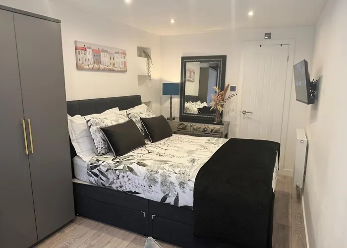 Lux Private Entrance 1 Bed Studio - Free Parking - Ideal For Coop Live, Mcr City Centre, Salford Royal Hospital & Buile Hill Mansion Wedding Venue